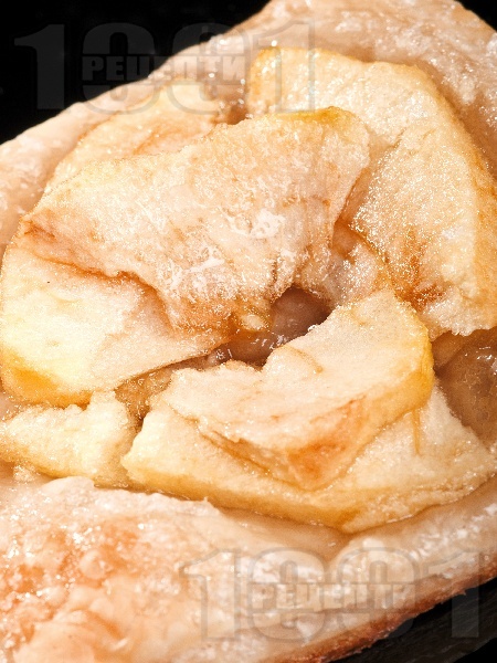 Пухкави малки захаросани бутер банички за десерт от бутер тесто с ябълки и захар - снимка на рецептата